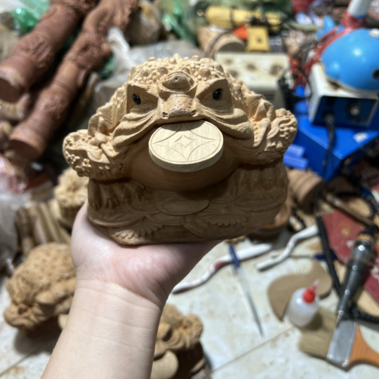 Tượng gỗ Cóc thần tài