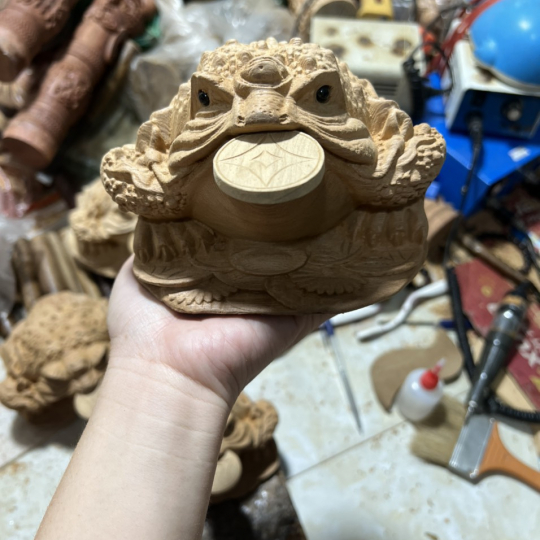 Tượng gỗ Cóc thần tài