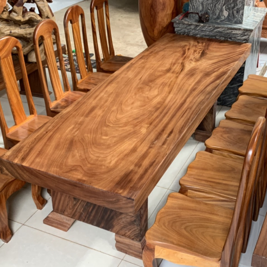 Bộ ghế và bàn gỗ nguyên khối