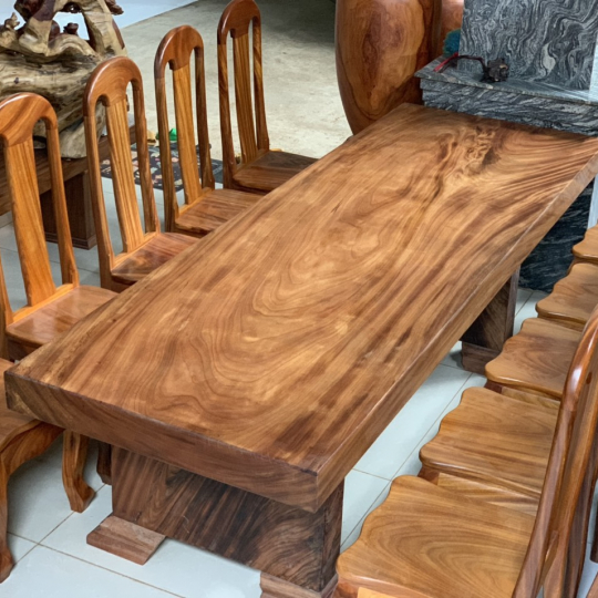 Bộ ghế và bàn gỗ nguyên khối