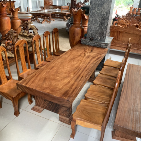 Bộ ghế và bàn gỗ nguyên khối