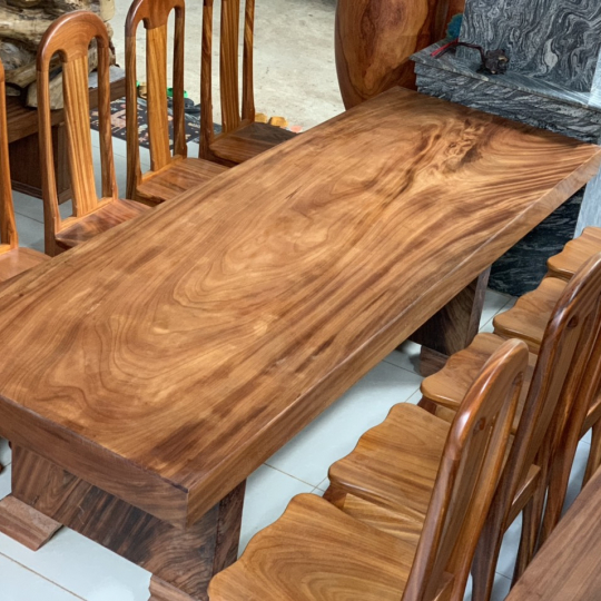 Bộ ghế và bàn gỗ nguyên khối