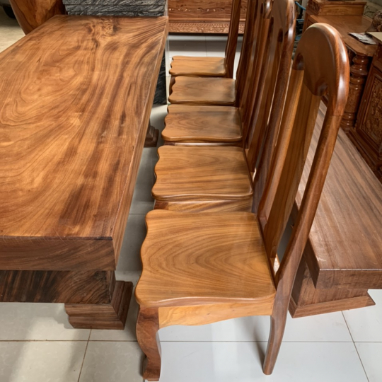 Bộ ghế và bàn gỗ nguyên khối