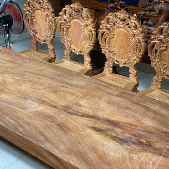 Bộ ghế cổ điển và bàn gỗ nguyên khối