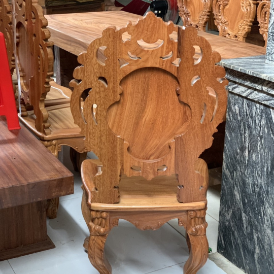 Bộ ghế cổ điển và bàn gỗ nguyên khối
