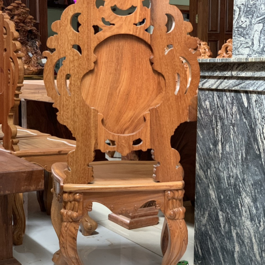 Bộ ghế cổ điển và bàn gỗ nguyên khối