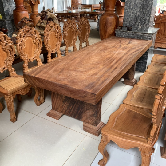 Bộ ghế cổ điển và bàn gỗ nguyên khối