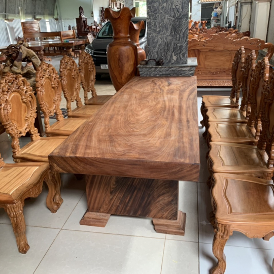 Bộ ghế cổ điển và bàn gỗ nguyên khối