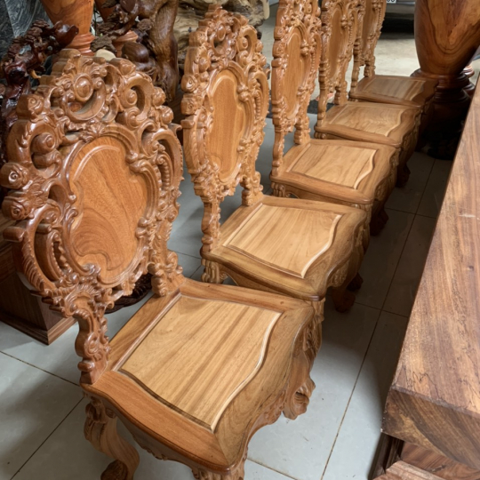Bộ ghế cổ điển và bàn gỗ nguyên khối
