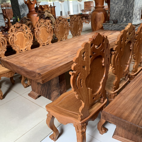 Bộ ghế cổ điển và bàn gỗ nguyên khối
