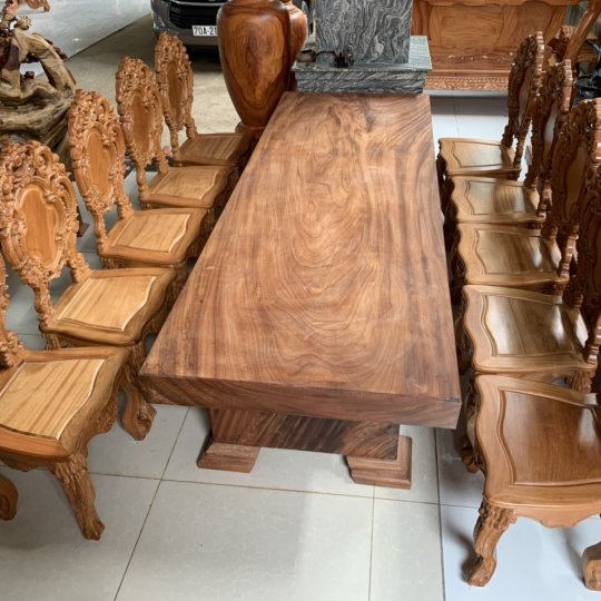 Bộ ghế cổ điển và bàn gỗ nguyên khối