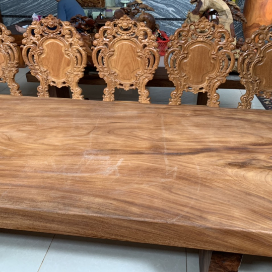 Bộ ghế cổ điển và bàn gỗ nguyên khối
