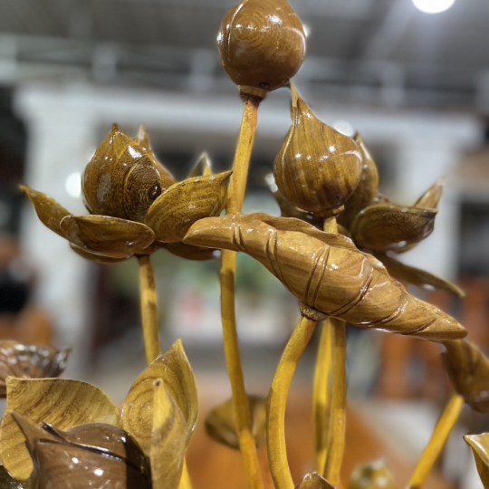 Bình hoa sen chạm khắc gỗ