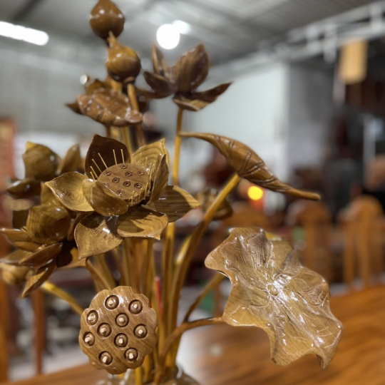 Bình hoa sen chạm khắc gỗ