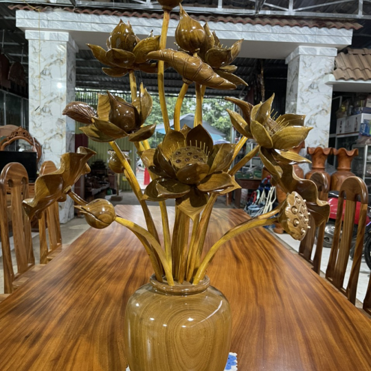 Bình hoa sen chạm khắc gỗ