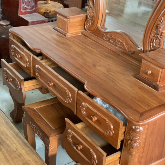 Bàn trang điểm cổ điển