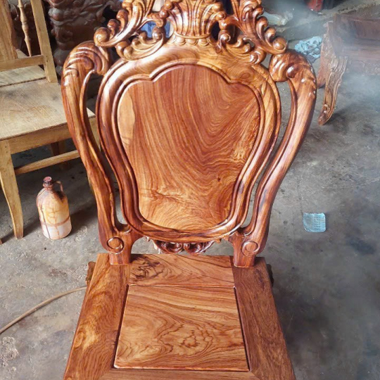 Ghế gỗ cổ điển đpẹ