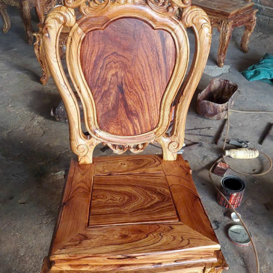 Ghế gỗ cổ điển đpẹ