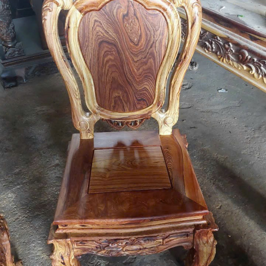 Ghế gỗ cổ điển đpẹ