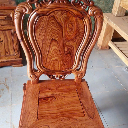 Ghế gỗ cổ điển đpẹ