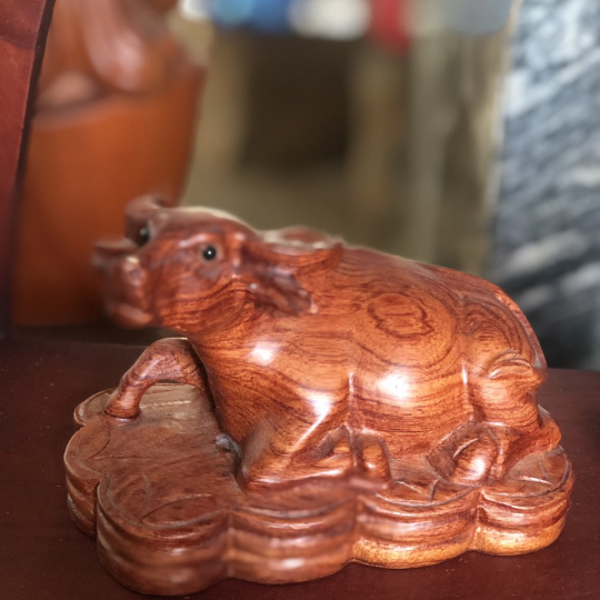 Tượng gỗ hình con trâu - 12 con giáp bằng gỗ