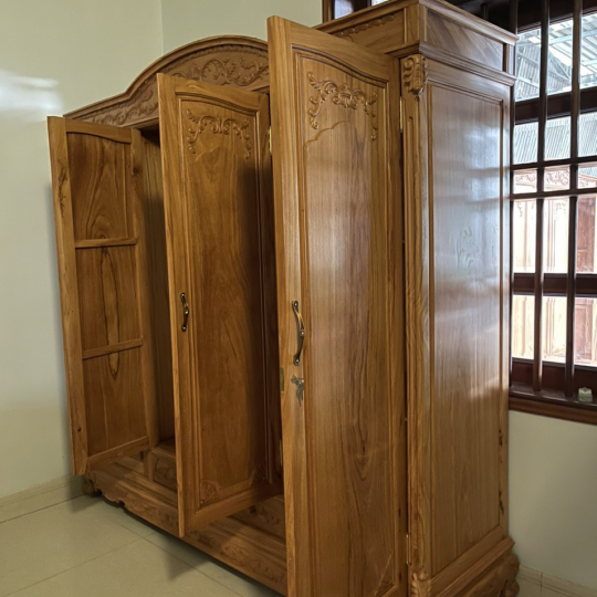 Tủ đồ bằng gỗ 