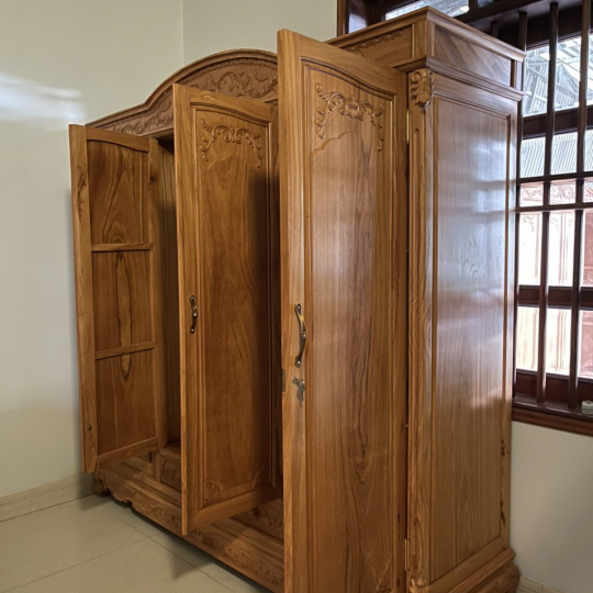 Tủ đồ bằng gỗ 