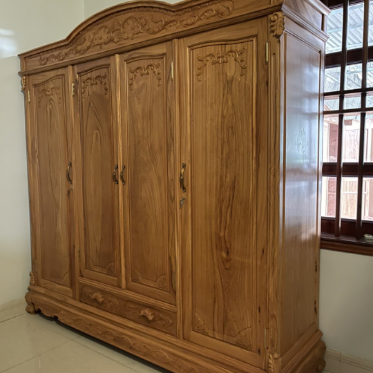 Tủ đồ bằng gỗ 