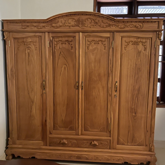 Tủ đồ bằng gỗ 