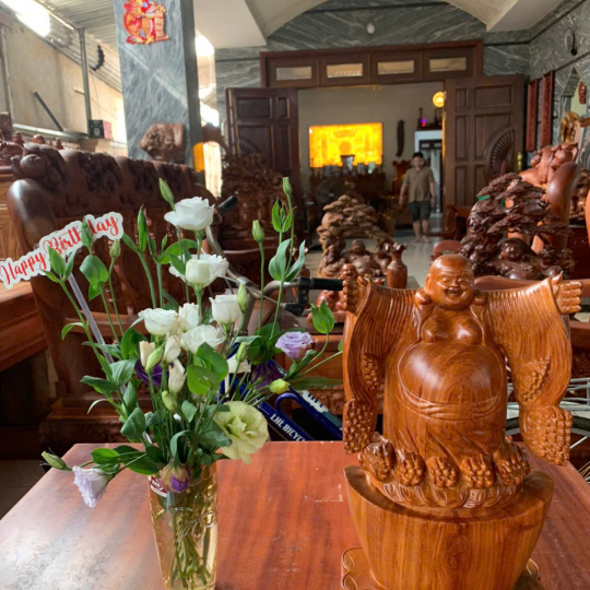 Tượng Phật Di Lạc dang tay