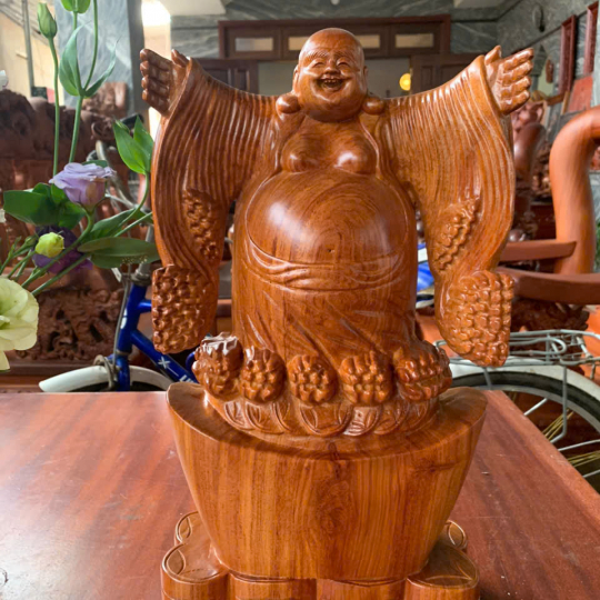 Tượng Phật Di Lạc dang tay